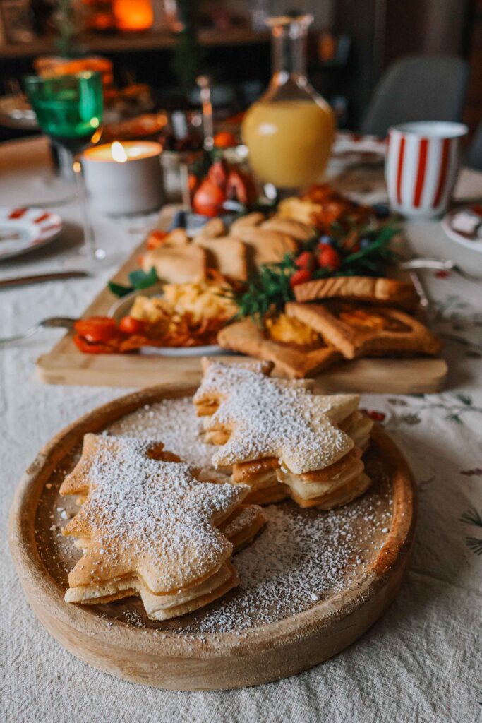 Weihnachtsbrunch mit Herz: Rührei, Bacon, Tannenbaum-Brot & French Toast in Sternform – einfache Rezepte & Dekoideen für den festlichen Frühstückstisch.
