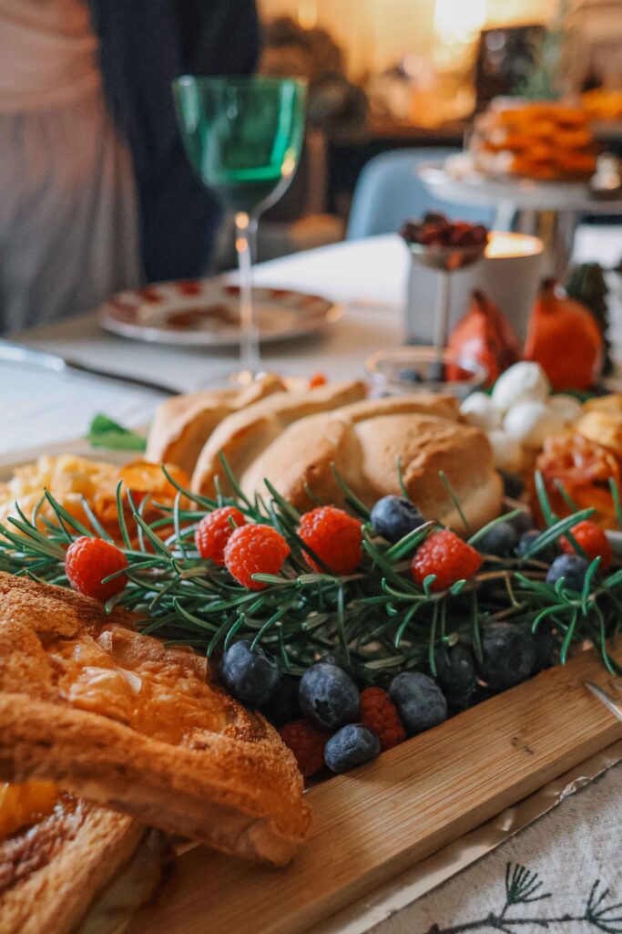 Weihnachtsbrunch mit Herz: Rührei, Bacon, Tannenbaum-Brot & French Toast in Sternform – einfache Rezepte & Dekoideen für den festlichen Frühstückstisch.