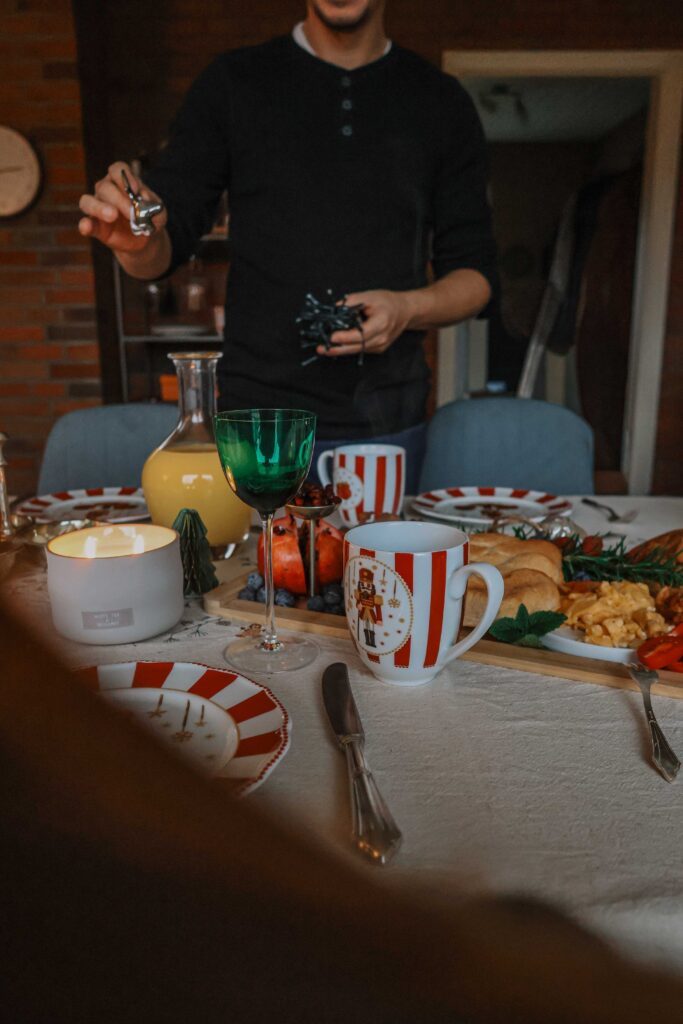 Weihnachtsbrunch mit Herz: Rührei, Bacon, Tannenbaum-Brot & French Toast in Sternform – einfache Rezepte & Dekoideen für den festlichen Frühstückstisch.