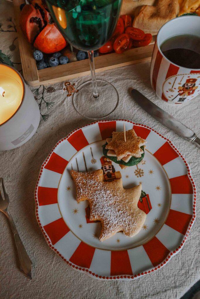 Weihnachtsbrunch mit Herz: Rührei, Bacon, Tannenbaum-Brot & French Toast in Sternform – einfache Rezepte & Dekoideen für den festlichen Frühstückstisch.