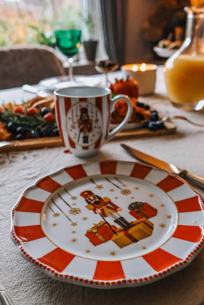 Weihnachtsbrunch mit Herz: Rührei, Bacon, Tannenbaum-Brot & French Toast in Sternform – einfache Rezepte & Dekoideen für den festlichen Frühstückstisch.