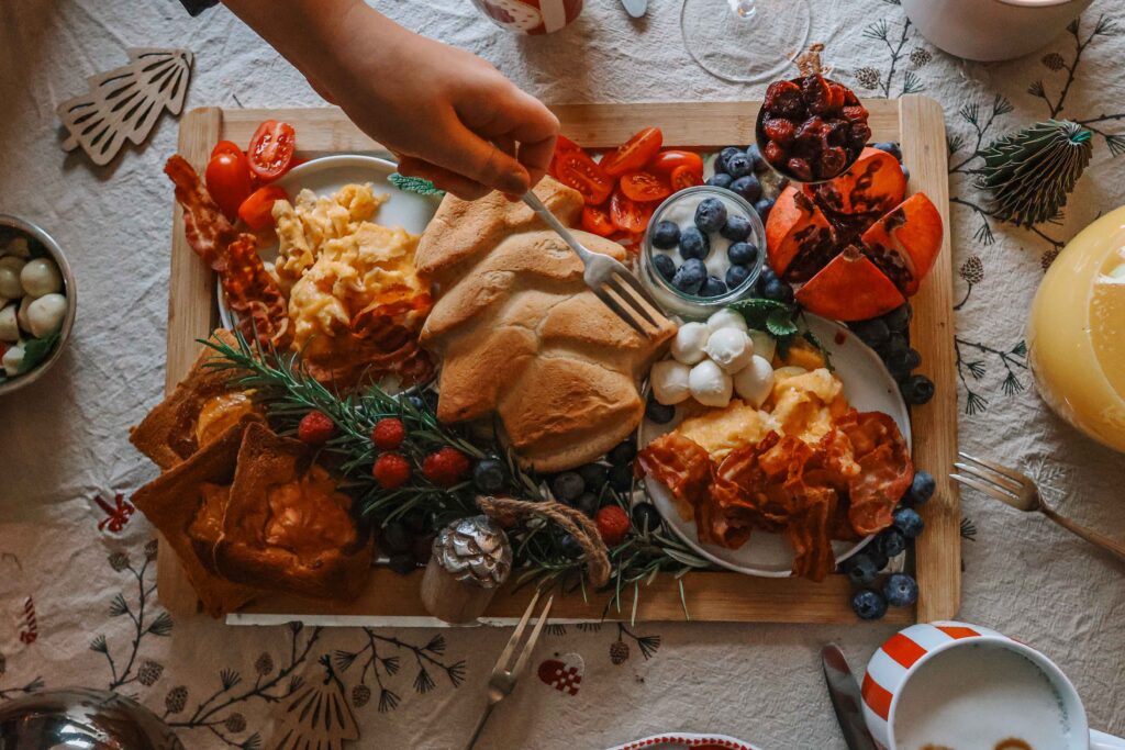 Weihnachtsmorgen – Ideen für Brunch & Frühstück Starte entspannt in den Feiertag mit einem liebevoll angerichteten Frühstück. Serviere kleine Sterne aus Toast, winterliches Obst, Rührei & frisch gepressten Orangensaft. Mit grünem Glas, Kerzenlicht und rot-weißem Geschirr entsteht ein festlicher Look, der sich leicht nachstylen lässt.