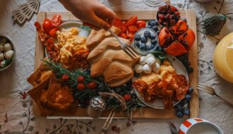 Weihnachtsmorgen – Ideen für Brunch & Frühstück Starte entspannt in den Feiertag mit einem liebevoll angerichteten Frühstück. Serviere kleine Sterne aus Toast, winterliches Obst, Rührei & frisch gepressten Orangensaft. Mit grünem Glas, Kerzenlicht und rot-weißem Geschirr entsteht ein festlicher Look, der sich leicht nachstylen lässt.