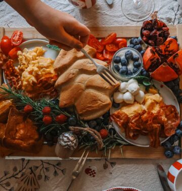 Weihnachtsmorgen – Ideen für Brunch & Frühstück Starte entspannt in den Feiertag mit einem liebevoll angerichteten Frühstück. Serviere kleine Sterne aus Toast, winterliches Obst, Rührei & frisch gepressten Orangensaft. Mit grünem Glas, Kerzenlicht und rot-weißem Geschirr entsteht ein festlicher Look, der sich leicht nachstylen lässt.