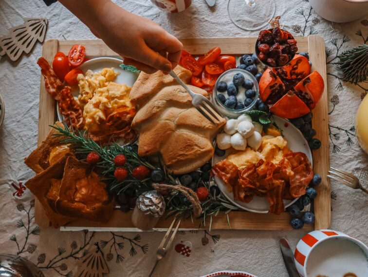 Weihnachtsmorgen – Ideen für Brunch & Frühstück Starte entspannt in den Feiertag mit einem liebevoll angerichteten Frühstück. Serviere kleine Sterne aus Toast, winterliches Obst, Rührei & frisch gepressten Orangensaft. Mit grünem Glas, Kerzenlicht und rot-weißem Geschirr entsteht ein festlicher Look, der sich leicht nachstylen lässt.
