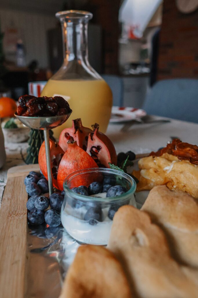 Weihnachtsbrunch mit Herz: Rührei, Bacon, Tannenbaum-Brot & French Toast in Sternform – einfache Rezepte & Dekoideen für den festlichen Frühstückstisch.
