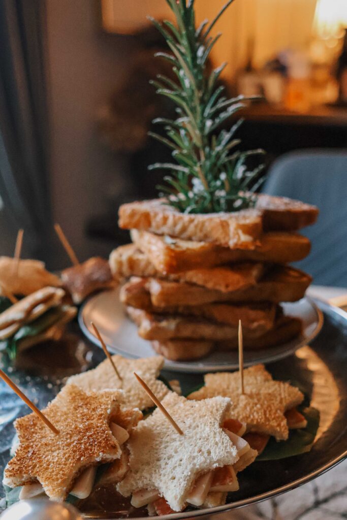 Weihnachtsbrunch mit Herz: Rührei, Bacon, Tannenbaum-Brot & French Toast in Sternform – einfache Rezepte & Dekoideen für den festlichen Frühstückstisch.