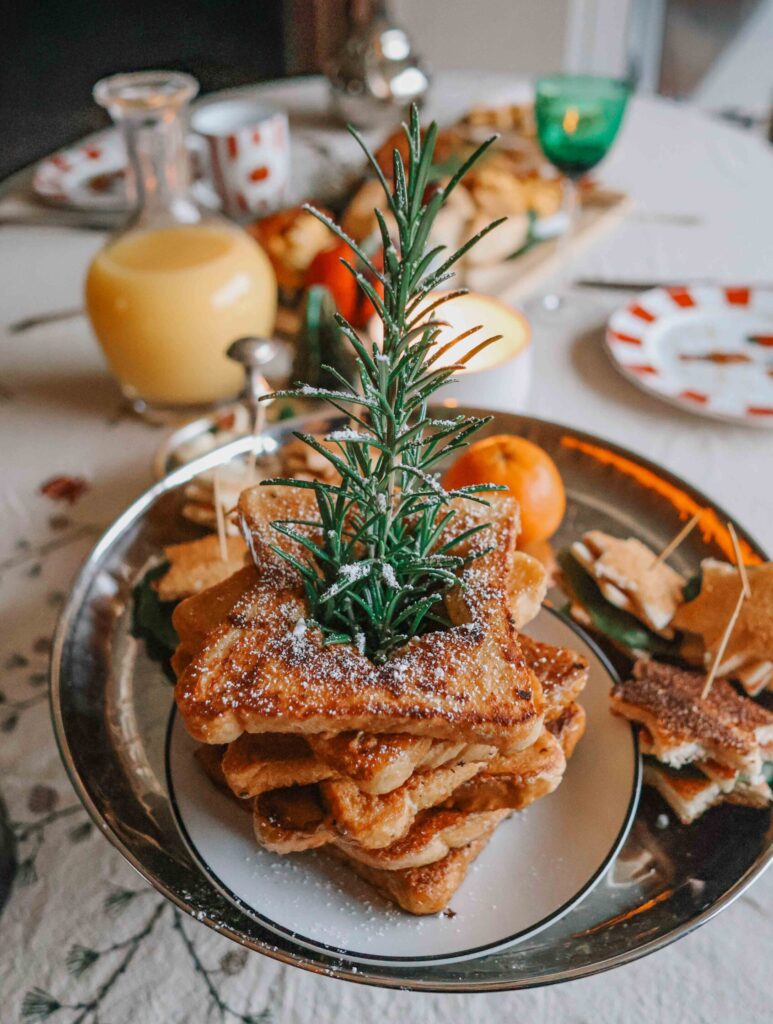 Weihnachtsbrunch mit Herz: Rührei, Bacon, Tannenbaum-Brot & French Toast in Sternform – einfache Rezepte & Dekoideen für den festlichen Frühstückstisch.
